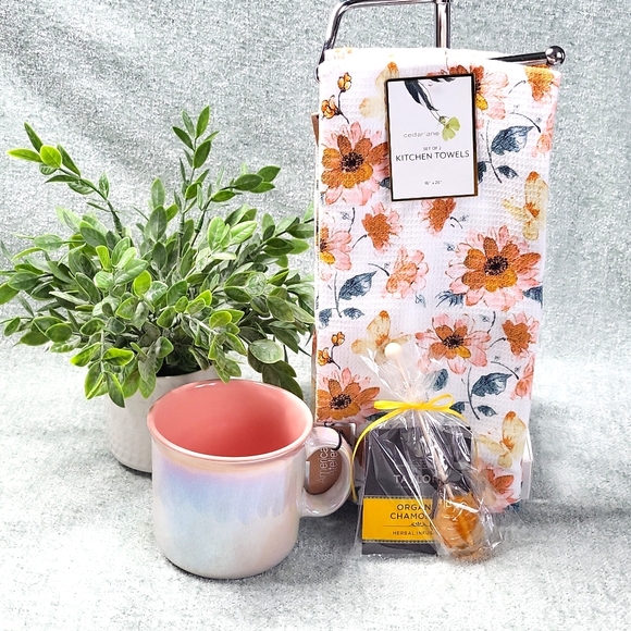 NWT: 22 Oz. Pink Iradecent Mug, Teas, & Floral kitchen Towel Set - Picture 1 of 7